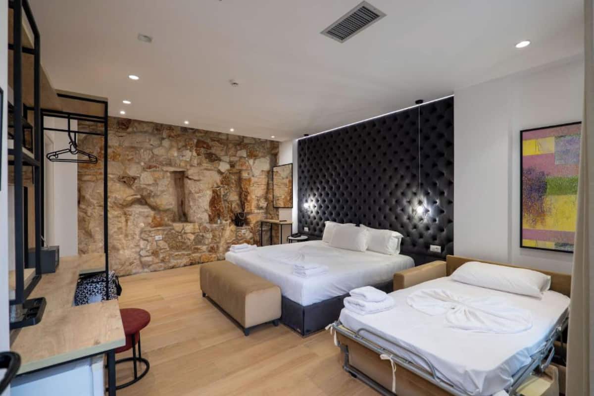 Junior Suite | In-room safe, laptop workspace, blackout drapes, WiFi (free)