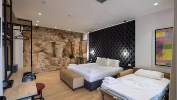 Junior Suite | In-room safe, individually decorated, individually furnished