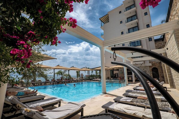 Een seizoensgebonden buitenzwembad en parasols bij het zwembad