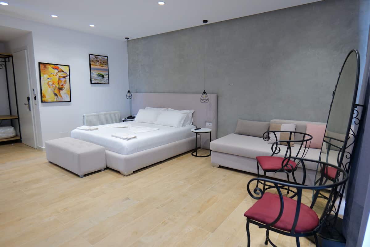 Triple Room | In-room safe, laptop workspace, blackout drapes, WiFi (free)