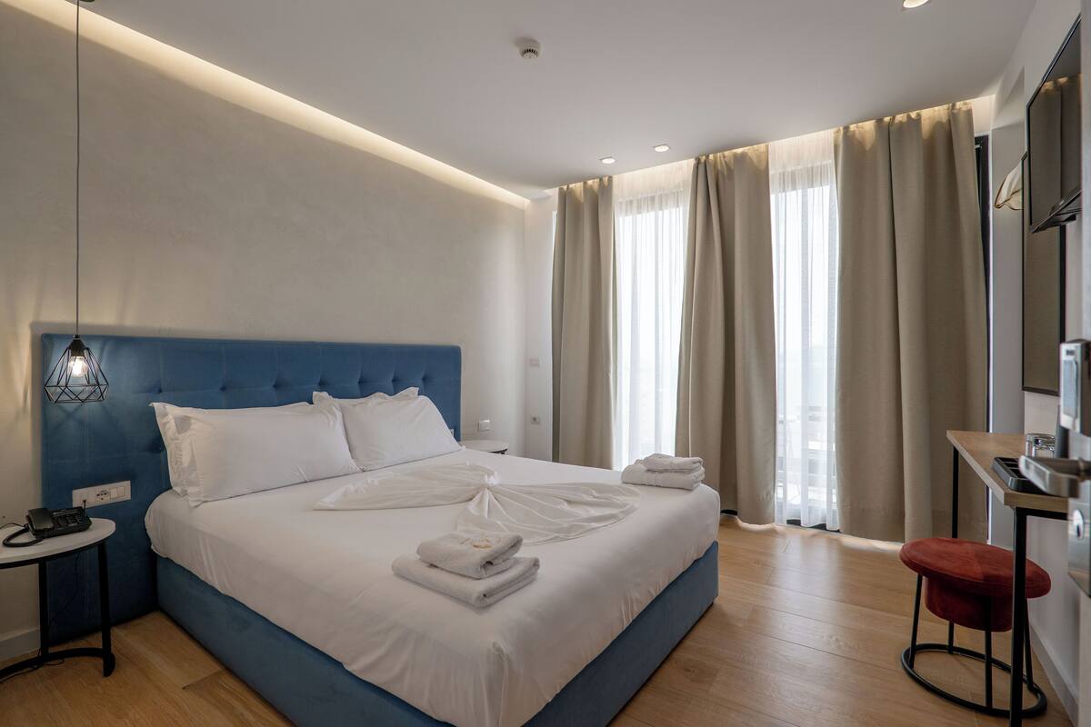 Double Room, Sea View | In-room safe, laptop workspace, blackout drapes, WiFi (free)