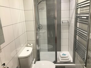 Douche, sèche-cheveux, serviettes fournies