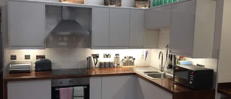 Jääkaappi, mikroaaltouuni, uuni, liesi