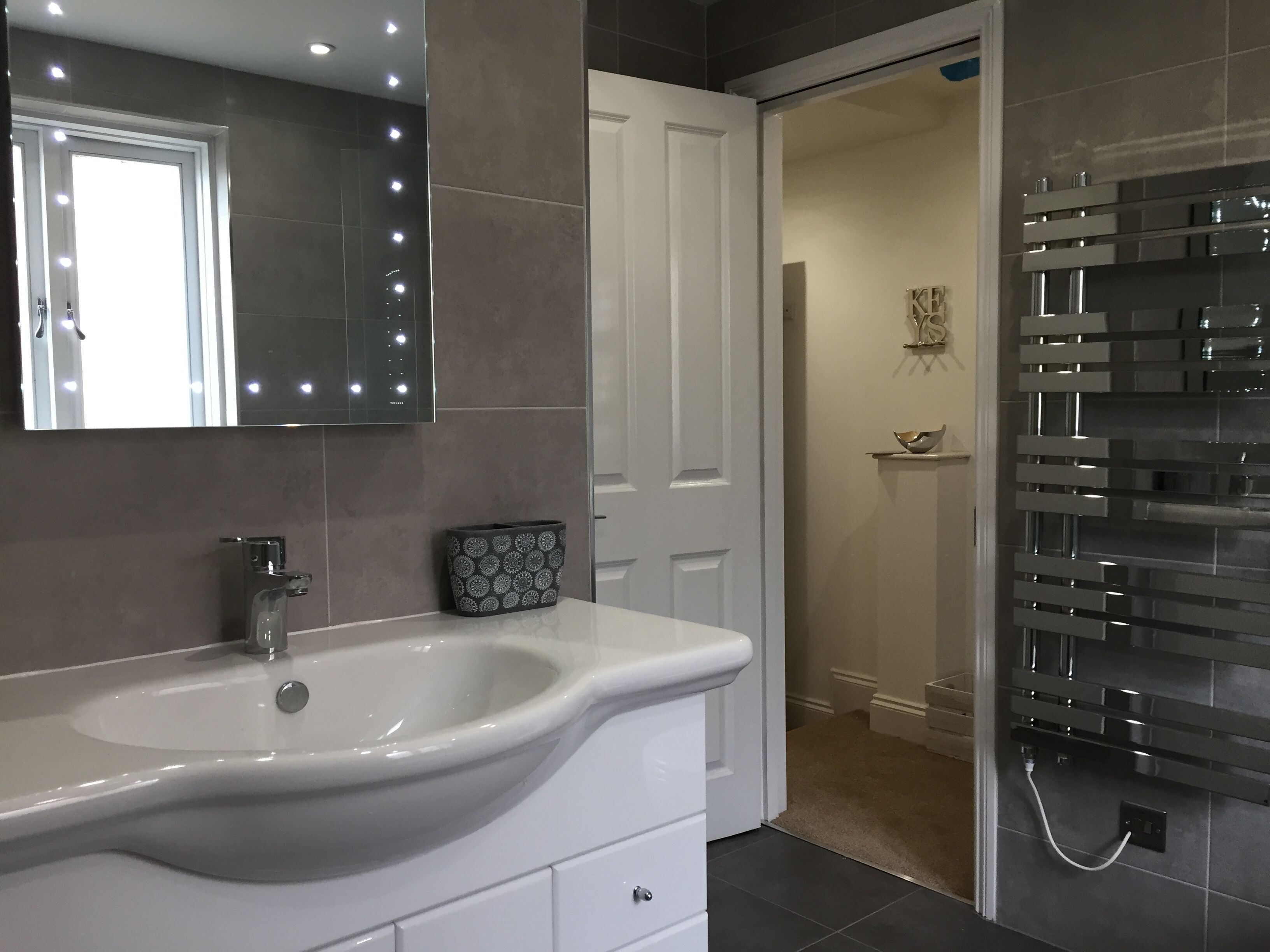 Combined shower/bathtub, hair dryer, towels