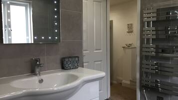Combined shower/bathtub, hair dryer, towels