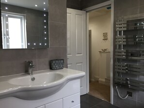 Kombinert dusj/badekar, hårføner og håndklær