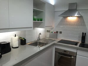 Kjøleskap, mikrobølgeovn, ovn og kokeplater