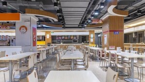 A spacious cafeteria with multiple tables and chairs, a counter area, and a visible menu board. - Greentree Alliance Liaocheng Dongchangfu District Chenkou Road Liaocheng University Hotel (Liaocheng)