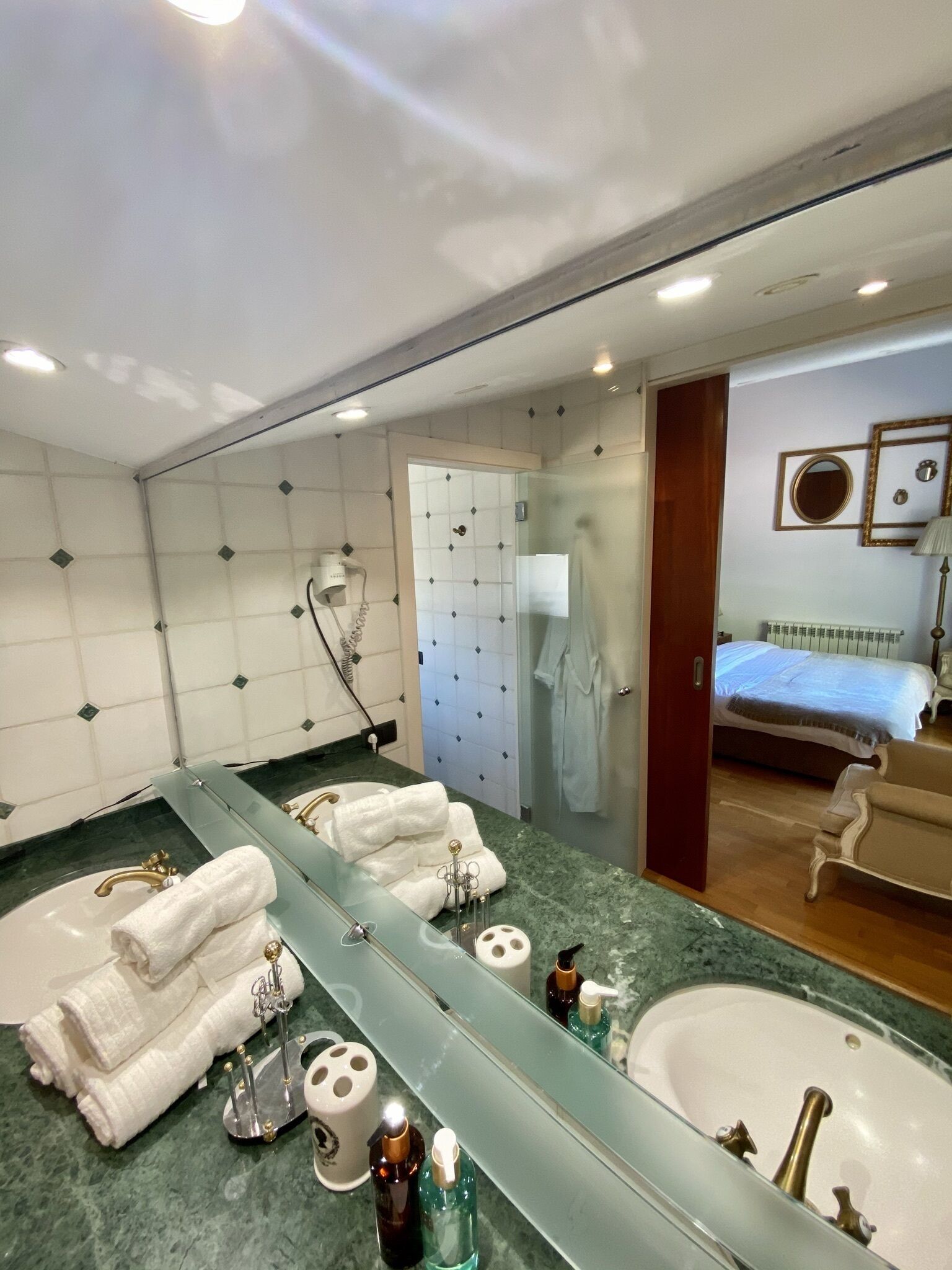 Een bad/douchecombinatie, een bidet