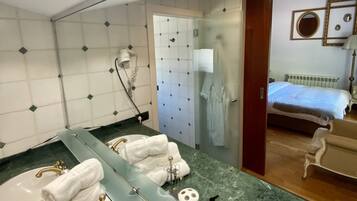 Een bad/douchecombinatie, een bidet