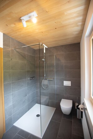 Shower, hair dryer, heated floors, towels - Panoramahof Bergglück (Mellau)