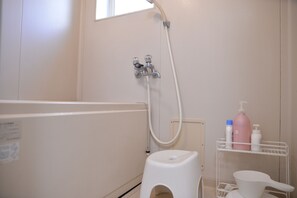 シャワー付き浴槽、ヘアドライヤー、ビデ、タオル