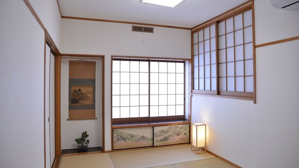 A traditional Japanese room with tatami flooring, a shoji screen, and a sliding door. - 9//122dk/// (江戸川区)