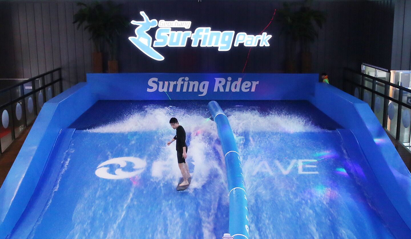 Un tobogán acuático con una persona deslizándose, titulado 'Surfing Park'.