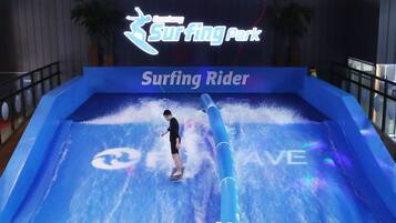 Un tobogán acuático con una persona deslizándose, titulado 'Surfing Park'.
