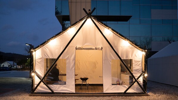 Decoración personalizada, wifi gratis y ropa de cama