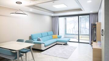 Condo (Pension) | Living area | Flat-screen TV
