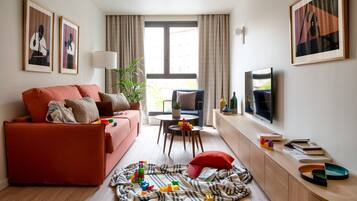 Apartment, 2 Bedrooms | Living room | 40-inch TV with digital channels