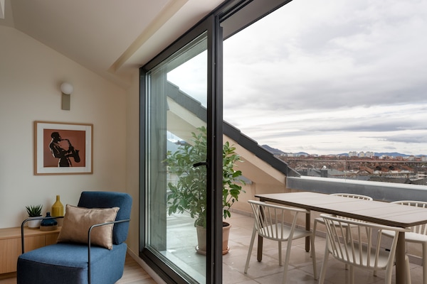 Penthouse, 1 slaapkamer, terras | Een bureau, een laptopwerkplek, geluiddichte muren, gratis babybedden
