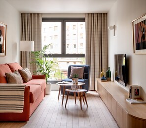 Apartment, 1 Bedroom | Living room | 40-inch TV with digital channels