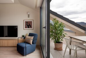 Penthouse, 1 Bedroom, Terrace | Desk, laptop workspace, soundproofing, free cribs/infant beds