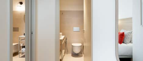 Un baño moderno con inodoro, ducha y lavabo.