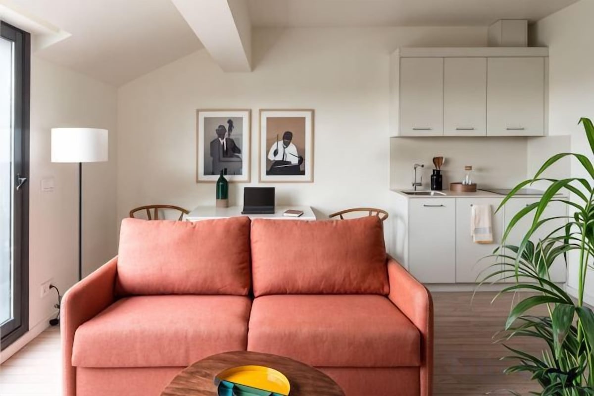 Living area | 40-inch TV with digital channels