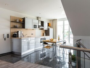 Kühlschrank, Ofen, Geschirrspüler, Wasserkocher mit Kaffee-/Teezubehör