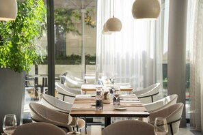 Unclassified image, 5 of 25, button