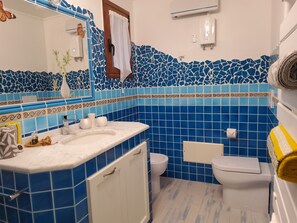 Hair dryer, bidet, towels, toilet paper
