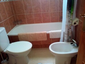 Ducha y bañera combinadas, secador de pelo y toallas