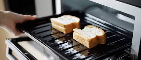 Een oven met twee sneetjes brood op de rooster.