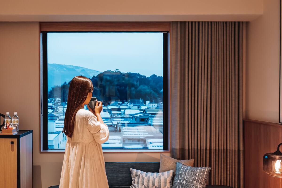 standard room, 1 king bed, non smoking | 1 bedroom, down duvets, in-room safe, blackout curtains