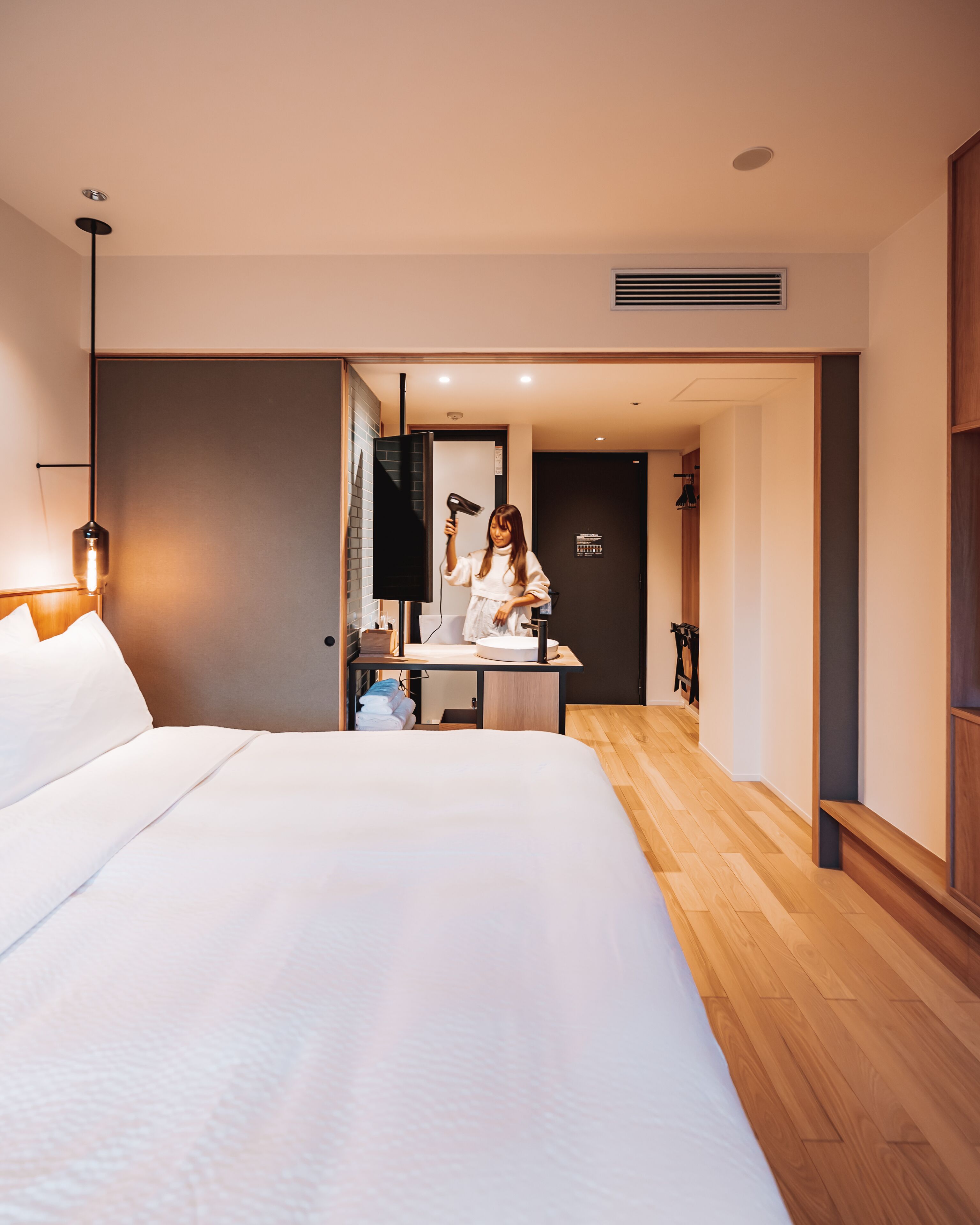 standard room, 1 king bed, non smoking | 1 bedroom, down duvets, in-room safe, blackout curtains