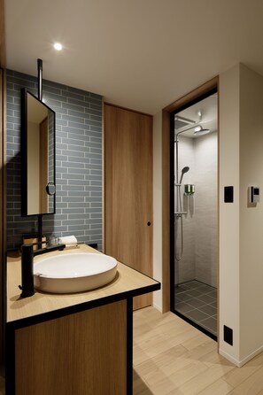 Standardzimmer, 2 Einzelbetten | Badezimmer | Dusche, Regendusche, kostenlose Toilettenartikel, Haartrockner