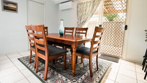Dining - Family Getaway Close to Beach and Restaurants (Bongaree)