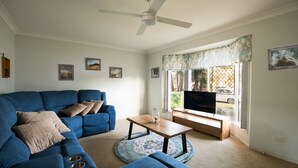 TV - Family Getaway Close to Beach and Restaurants (Bongaree)