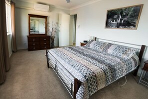 3 bedrooms, bed sheets - Family Getaway Close to Beach and Restaurants (Bongaree)