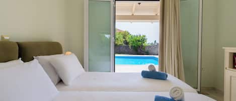 1 chambre, coffre-fort, fer et planche à repasser, lit de bébé portatif