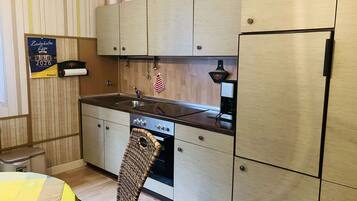 Kühlschrank, Mikrowelle, Ofen, Geschirrspüler