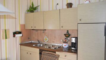 Kühlschrank, Mikrowelle, Ofen, Geschirrspüler