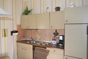 Kühlschrank, Mikrowelle, Ofen, Geschirrspüler