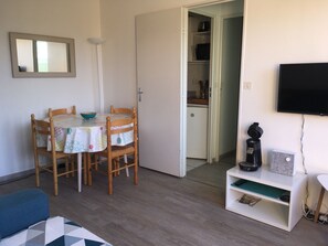 Dining - Cabourg, the perfect T2 for you! Near beach & town center, 2 to 4 people. (Cabourg)