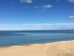 بالقرب من الشاطئ