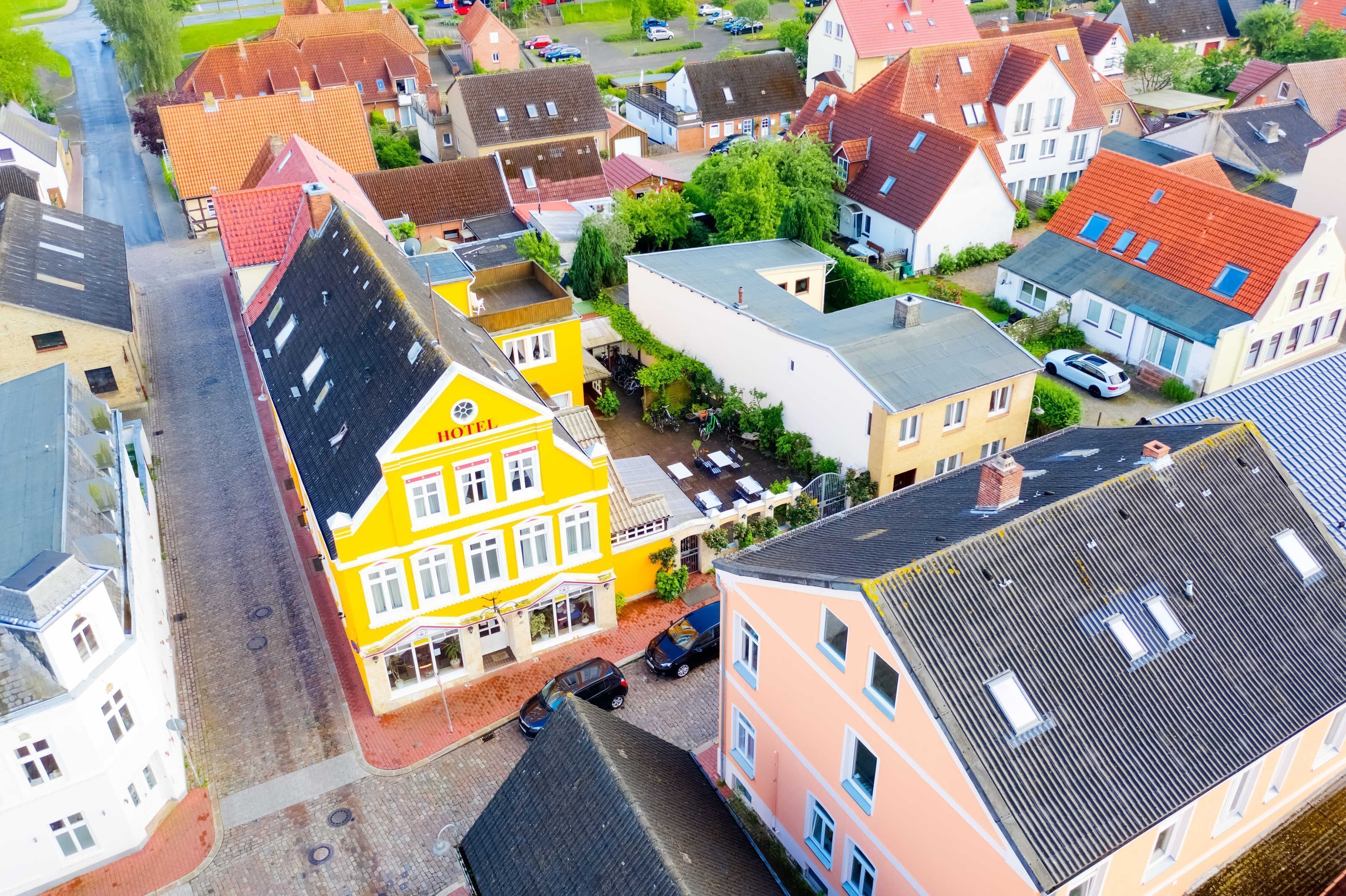 En gul byggnad med en skylt som visar att det är ett hotell.