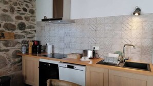 Uma cozinha compacta com lava-louças, torradeira e pia.