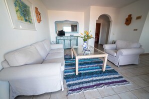 Un salon comprenant un canapé, une table basse et un tapis.
