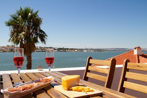 Loft with terrace and river view in Seixal. Air conditioning. Ideal for 2pax.