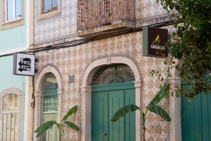 Un bâtiment avec une porte verte et une enseigne sur laquelle on peut lire « PRO RIO ».