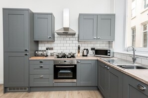 City Apartment | Private kitchen | Full-sized fridge, microwave, oven, stovetop - Dream Apartments Sweeting Street (Liverpool)